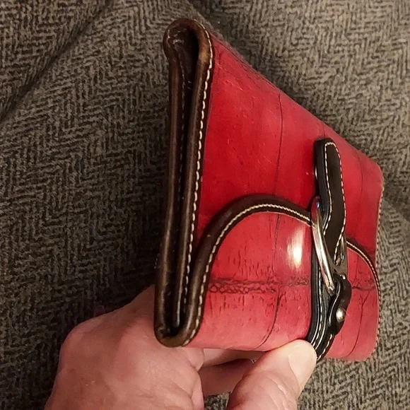 RARE DOONEY & BOURKE Burnished Red & Brown Embossed Croc Leather Wallet - Picture 7 of 11